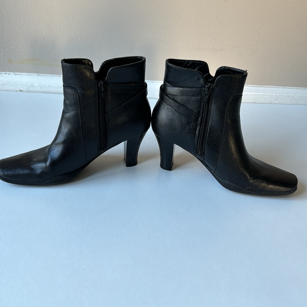 Aerosoles black boots with zipper closure. - Picture 4 of 12